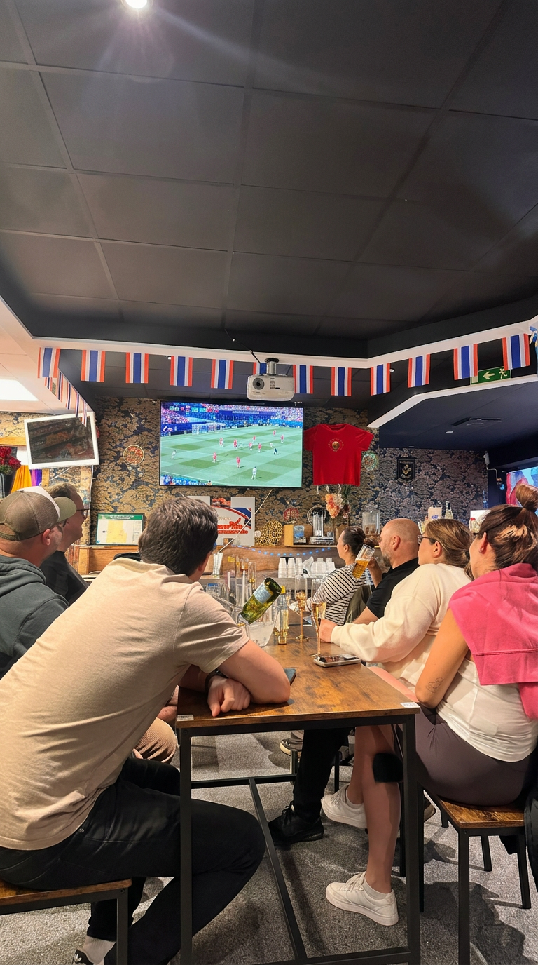 Gäster som njuter på Thai Square Täby
