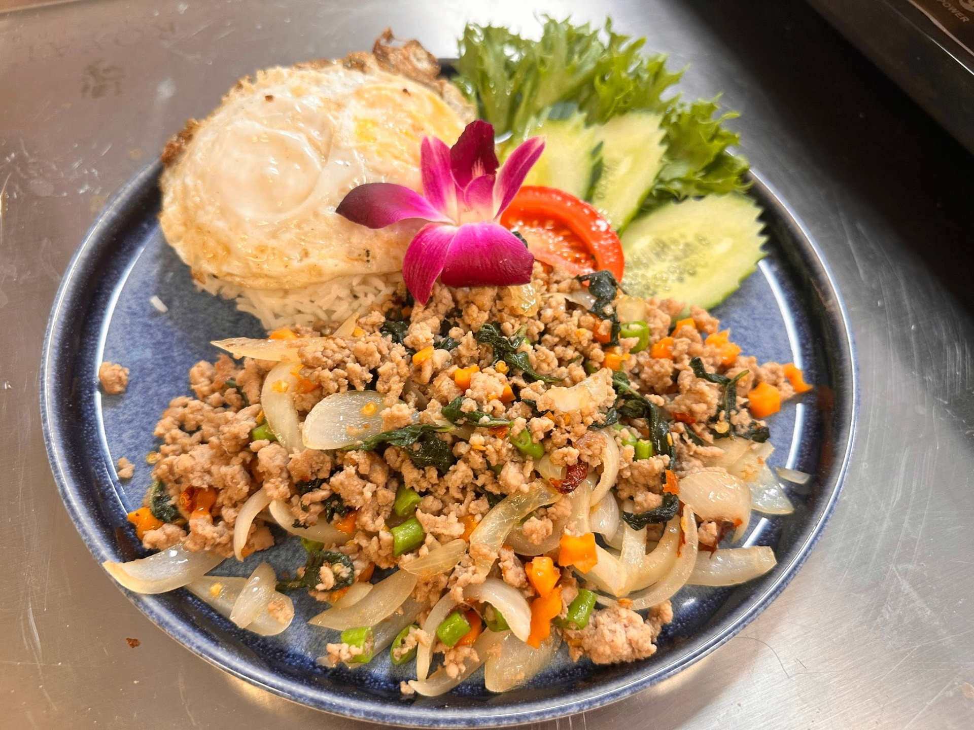 Pad krapow med stekt ägg och ris