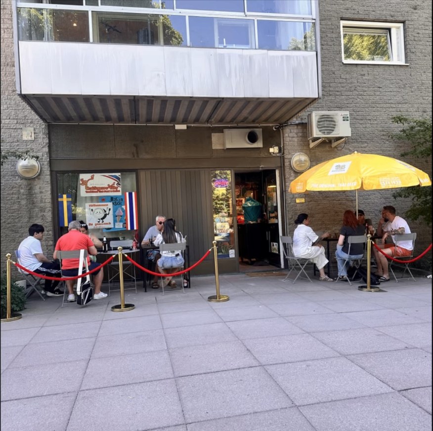 Uteservering utanför Thai Square Täby