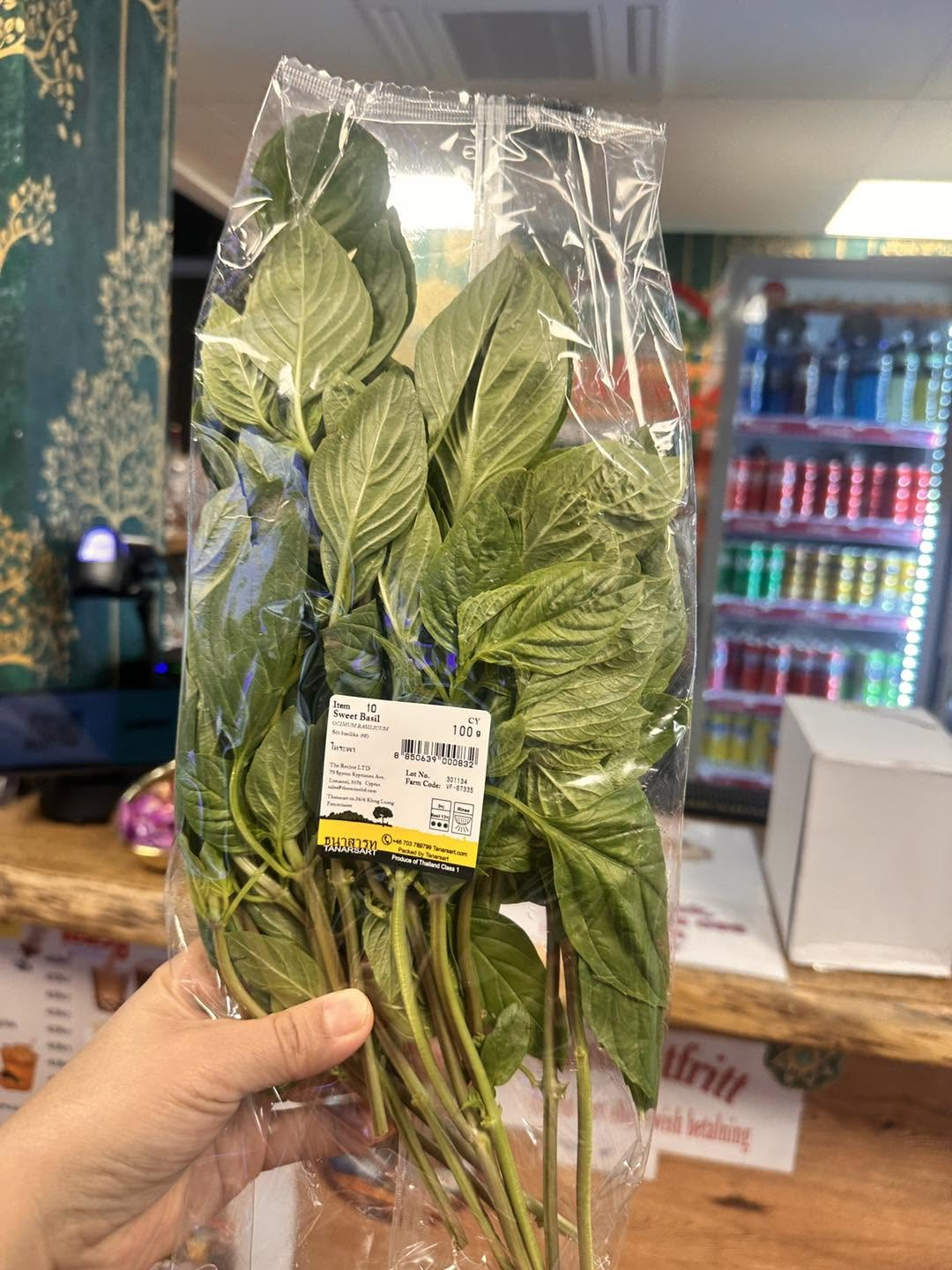 Färsk thaibasilika i vår butik