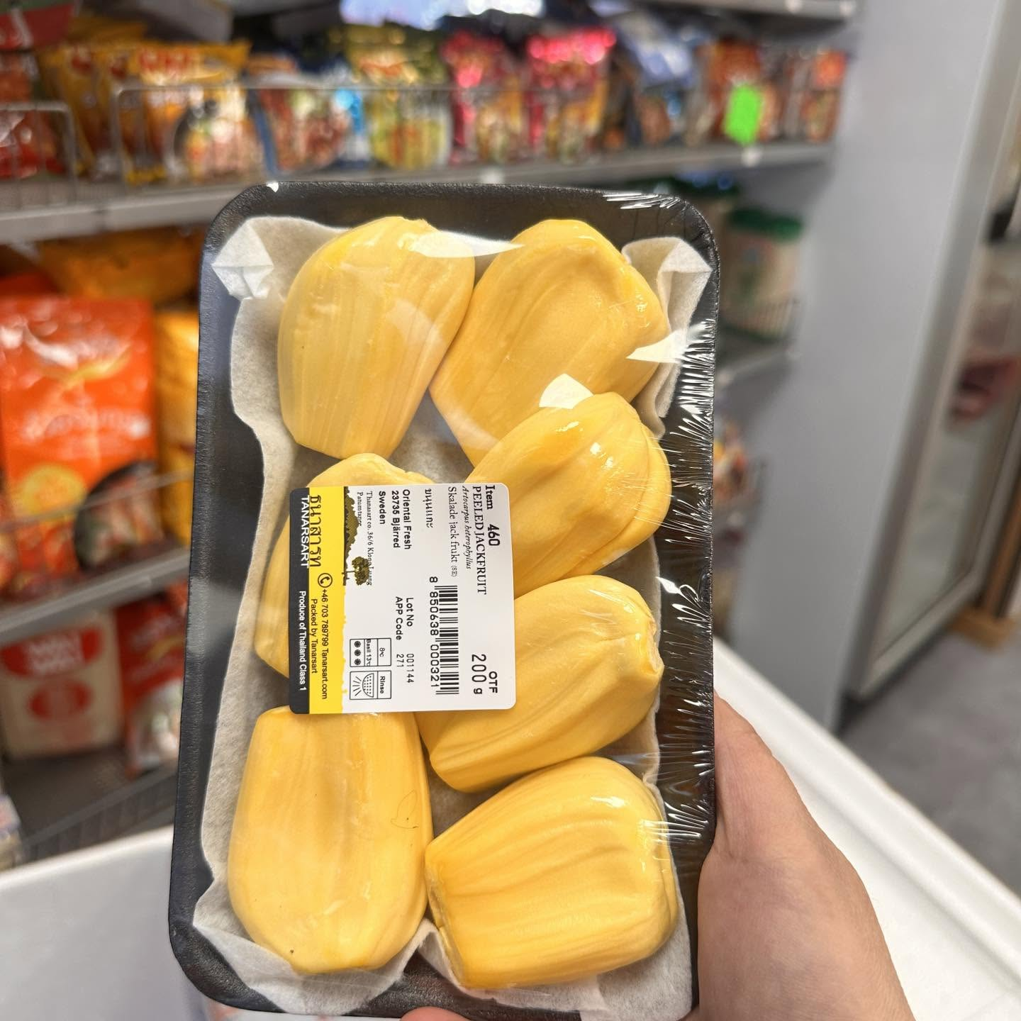 Färsk jackfrukt – Skalad, saftig thaifrukt – söt och redo att avnjuta.