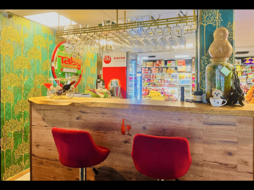 Restaurang och thai market under ett tak